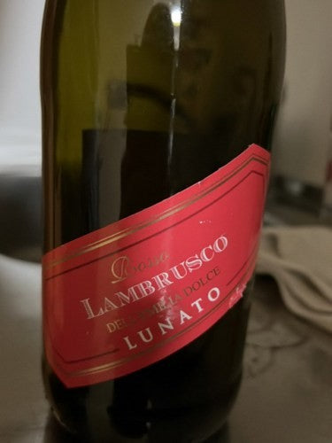 Lunato Lambrusco dell'Emilia Rosso Dolce NV (750 ml)